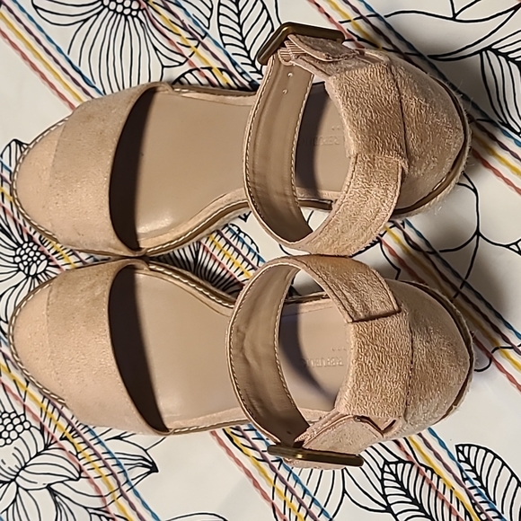 Banana Republic Wedge Sandals - Size 8.5 - Picture 8 of 10